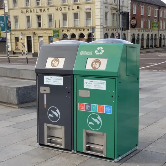 Compattatore per rifiuti urbani con pannello solare integrato