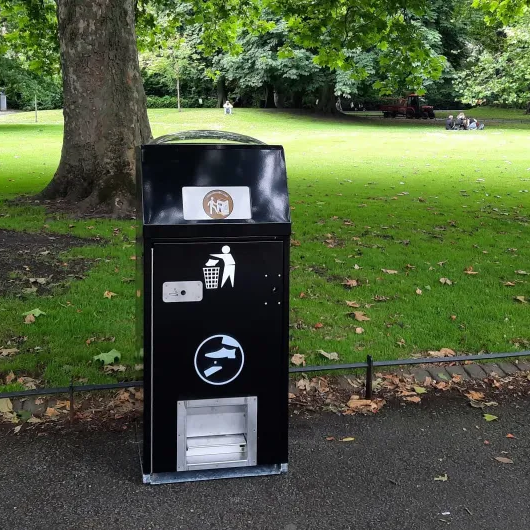 Compattatore per rifiuti urbani con pannello solare integrato